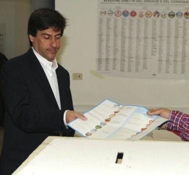 <b>AL VOTO. </b>Qui a destra il voto di Bonifazi Lolini e Citerni; sotto Gori, Felicioni e Bragaglia; a destra la stretta di mano fra Paffetti e Di Vincenzo   