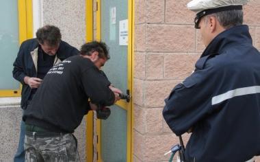 La Polizia municipale d&agrave; esecuzione ad uno sfratto 
