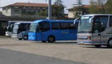 Pirata della strada sfascia un pullman in sosta