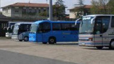Pirata della strada sfascia un pullman in sosta