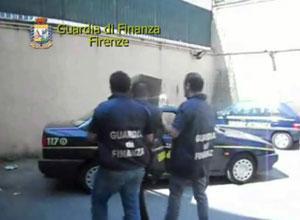 Naftalina per coprire la marijuana tre arresti della finanza