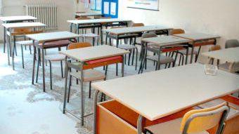 Svuotati gli estintori in una scuola