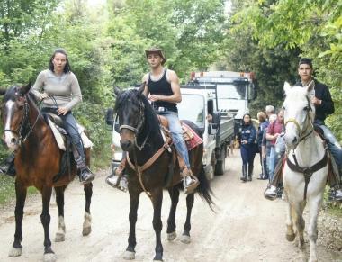 Gli abitanti rallentano il passaggio dei mezzi di Bellabarba a cavallo e a piedi 