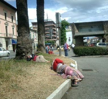 Nella foto inviata dalla Lega i bivacchi in piazza Gramsci 