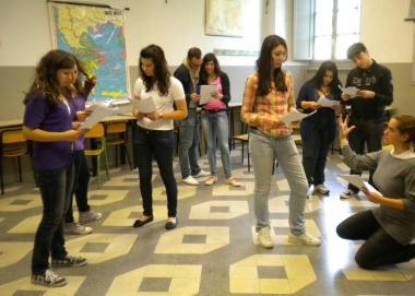 Gli studenti del Lorenzini durante le prove dello spettacolo 