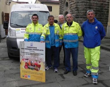 I volontari della Misericordia impegnati nella raccolta di cibo   