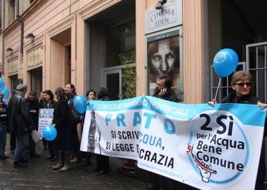 A sinistra manifestazione in favore dellacqua bene comune qui la centrale di Fukushima 