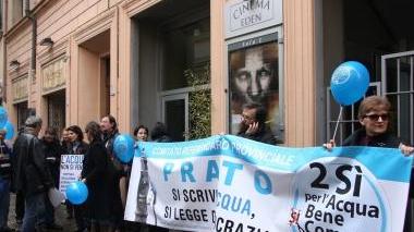 A sinistra manifestazione in favore dell’“acqua bene comune” qui la centrale di Fukushima