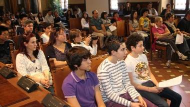 Gli alunni coinvolti nel progetto. In basso con lassessore Grazzini 