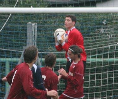 Bomber Iarrusso a terra difende un pallone, in alto il giovane attaccante Falchini 