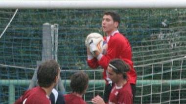 Bomber Iarrusso a terra difende un pallone, in alto il giovane attaccante Falchini