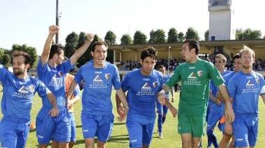 L’esultanza dei giocatori biancazzurri dopo la vittoria sul Carpi all’ultima giornata che ha regalato un insperato terzo posto in classifica