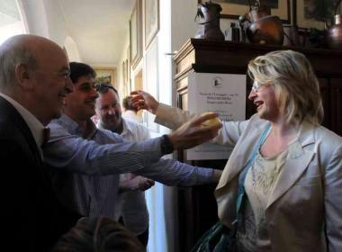 Lucia Baracchini in primo piano e festeggiata dopo lelezione    