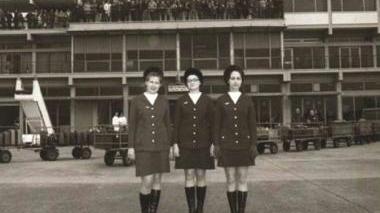Una foto storica con tre hostess all’aeroporto di Pisa