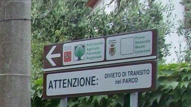 A sinistra l’indicazione del Parco dei monti livornesi. Accanto il cancello privato che impedisce l’ingresso alla strada