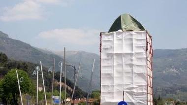 La fontana scultura nella rotatoria di ingresso a Camaiore fa discutere