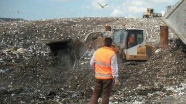 Tecnici al lavoro nella discarica di Scapigliato Presto ci sarà un nuovo gestore che sarà individuato attraverso una gara