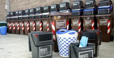 I contenitori pronti per essere distribuiti agli empolesi 
