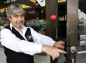 Tentano il colpo in un bar ma l'allarme li mette in fuga