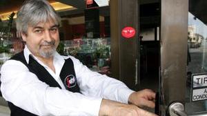 Tentano il colpo in un bar ma l'allarme li mette in fuga