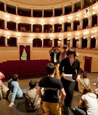 Studenti a lezione di teatro      