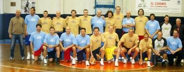 <b>AMICI DI GIANLUCA.</b> Le due squadre del memorial riunite sul parquet di via Cecconi 
