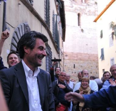 Baccelli festeggiato dopo la vittoria 