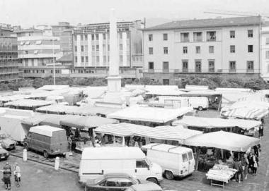 Il mercato ambulante a Massa e, a destra, a Marina 