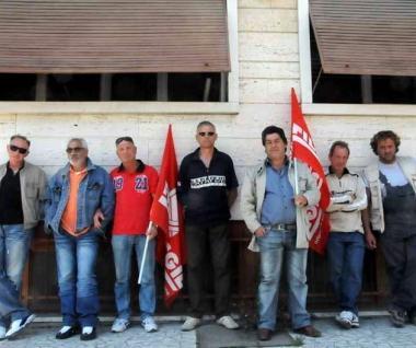 Gli operai in sciopero 3&ordm; da destra: Roberto Venturini della Fillea 