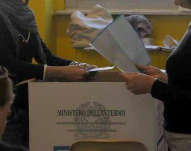 Lo spoglio delle schede elettorali a Pontremoli   