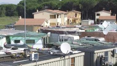 Il campo rom a Coltano