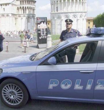 Un pattuglia della polizia durante alcuni controlli
