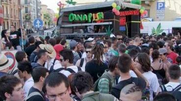 Una precedente manifestazione di Canapisa in città