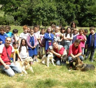 Gli alunni della scuola di S.&nbsp;Lucia insieme agli istruttori e ai loro cani 