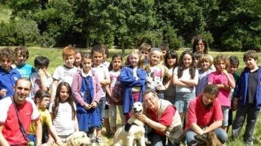 Gli alunni della scuola di S. Lucia insieme agli istruttori e ai loro cani