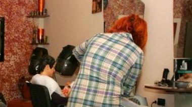 Parrucchiera al lavoro