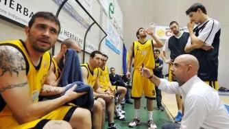 Alessandro Cecchetti a canestro e il tecnico Francesco Baroni