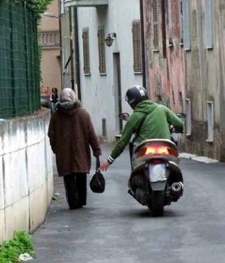 Una donna scippata per strada (foto di archivio)          