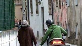 Una donna scippata per strada (foto di archivio)
