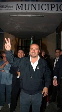 <strong>VITTORIA.</strong> Neri di fronte al municipio