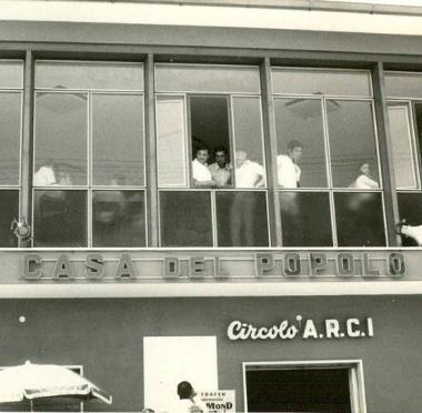La ricostruzione al computer del Circolo in fase di costruzione. Sopra unimmagine storica del locale 