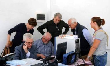 Seduti da sinistra Paolo Bissoli e Cesare Leri nel comitato elettorale Sotto: il segretario provinciale del Psi Angelo Zubbani 