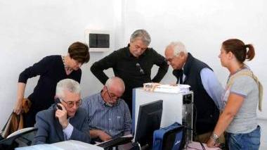 Seduti da sinistra Paolo Bissoli e Cesare Leri nel comitato elettorale Sotto: il segretario provinciale del Psi Angelo Zubbani