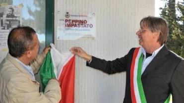 Benedetti e Giovanni Impastato scoprono la targa dedicata a Peppino