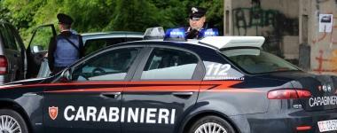 Una pattuglia dei carabinieri ad un posto di controllo  