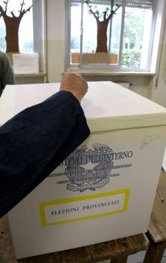 <strong>VOTO.</strong> Un cittadino al voto nel comune di Massarosa