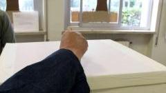 <strong>VOTO.</strong> Un cittadino al voto nel comune di Massarosa