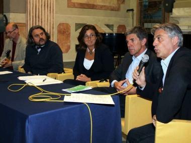 <strong>ASSEMBLEA AL MASCAGNI.</strong> Sopra: l’intervento dell’assessore Tredici. Sotto: la platea