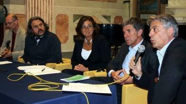 <strong>ASSEMBLEA AL MASCAGNI.</strong> Sopra: l’intervento dell’assessore Tredici. Sotto: la platea