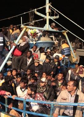 Un barcone carico di profughi in arrivo sulle coste italiane  